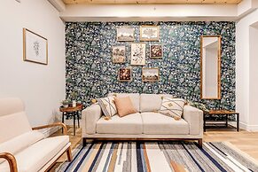 Historic Two Bedroom Facing Parliament