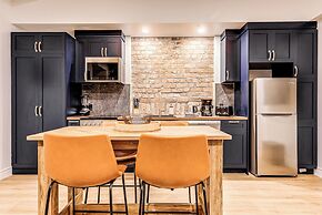 Historic Two Bedroom Facing Parliament