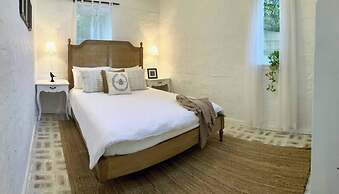 One Wee Cottage, A Romantic Secluded Provincial Abode Surrounded by Vi