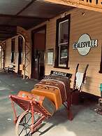 One Wee Cottage, A Romantic Secluded Provincial Abode Surrounded by Vi