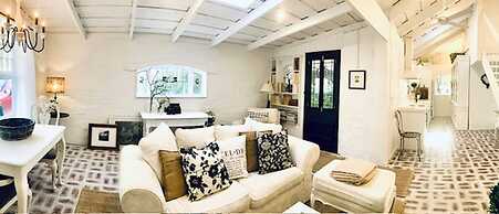 One Wee Cottage, A Romantic Secluded Provincial Abode Surrounded by Vi