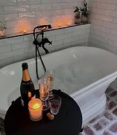 One Wee Cottage, A Romantic Secluded Provincial Abode Surrounded by Vi