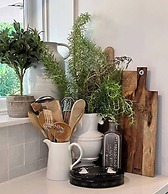 One Wee Cottage, A Romantic Secluded Provincial Abode Surrounded by Vi