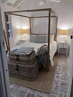 One Wee Cottage, A Romantic Secluded Provincial Abode Surrounded by Vi