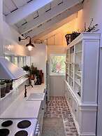 One Wee Cottage, A Romantic Secluded Provincial Abode Surrounded by Vi