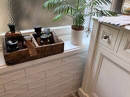 One Wee Cottage, A Romantic Secluded Provincial Abode Surrounded by Vi