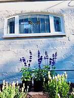 One Wee Cottage, A Romantic Secluded Provincial Abode Surrounded by Vi