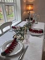 One Wee Cottage, A Romantic Secluded Provincial Abode Surrounded by Vi