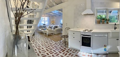 One Wee Cottage, A Romantic Secluded Provincial Abode Surrounded by Vi