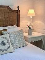 One Wee Cottage, A Romantic Secluded Provincial Abode Surrounded by Vi