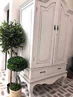 One Wee Cottage, A Romantic Secluded Provincial Abode Surrounded by Vi