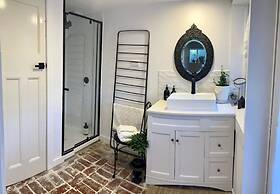 One Wee Cottage, A Romantic Secluded Provincial Abode Surrounded by Vi