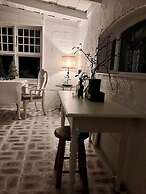 One Wee Cottage, A Romantic Secluded Provincial Abode Surrounded by Vi