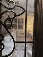 One Wee Cottage, A Romantic Secluded Provincial Abode Surrounded by Vi