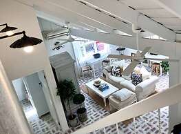 One Wee Cottage, A Romantic Secluded Provincial Abode Surrounded by Vi