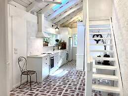 One Wee Cottage, A Romantic Secluded Provincial Abode Surrounded by Vi