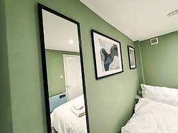 5 Minute Walk To Reading Station
