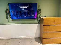 5 Minute Walk To Reading Station