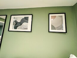 5 Minute Walk To Reading Station