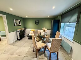 5 Minute Walk To Reading Station