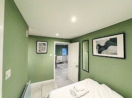 5 Minute Walk To Reading Station