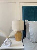 Spacious 2-bed Near Etihad-games Room-free Parking