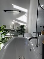 Spacious 2-bed Near Etihad-games Room-free Parking