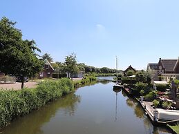 Cosy Holiday Home on the Water With Garden