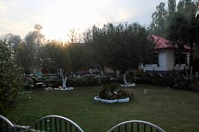 Barzam Lake View Resort