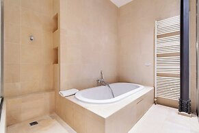 Fabulous House : a Gem in Chic Western Paris