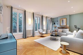 Fabulous House : a Gem in Chic Western Paris