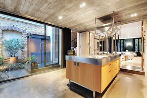 Fabulous House : a Gem in Chic Western Paris