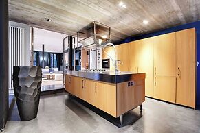 Fabulous House : a Gem in Chic Western Paris