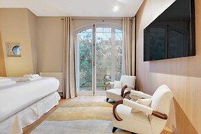 Fabulous House : a Gem in Chic Western Paris