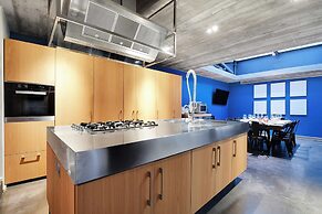 Fabulous House : a Gem in Chic Western Paris