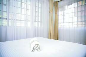 Lux Suites Father's Hub Apartments