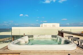 Rooftop Jacuzzi Penthouse by Sea N' Rent