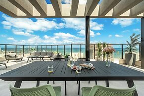 Pool & Jacuzzi Penthouse by Sea N' Rent