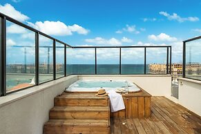 Pool & Jacuzzi Penthouse by Sea N' Rent