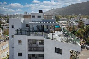 Pool & Jacuzzi Penthouse by Sea N' Rent