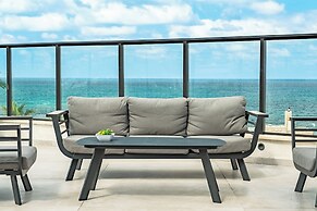 Pool & Jacuzzi Penthouse by Sea N' Rent