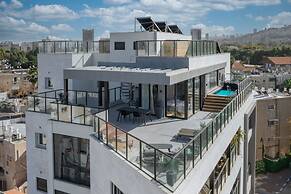 Pool & Jacuzzi Penthouse by Sea N' Rent