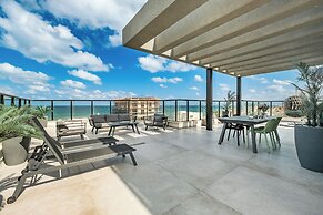 Pool & Jacuzzi Penthouse by Sea N' Rent
