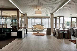 Rouge Hotel International