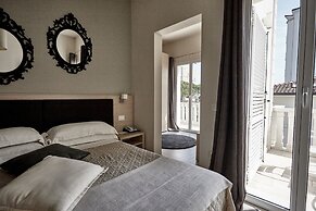 Rouge Hotel International