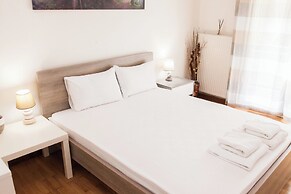 Cozy apt near Stavros Niarchos Park