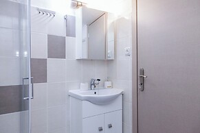 Cozy apt near Stavros Niarchos Park