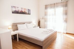Cozy apt near Stavros Niarchos Park