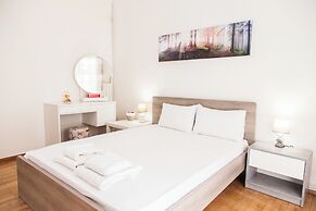 Cozy apt near Stavros Niarchos Park