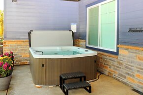River & Marina View: Hammond Townhome w/ Hot Tub